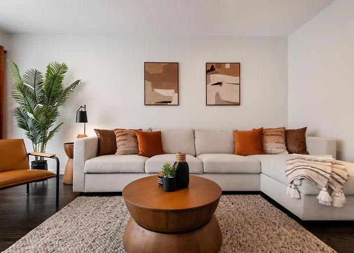 Luxurious House, 25 Min Downtown, 10min Midway *