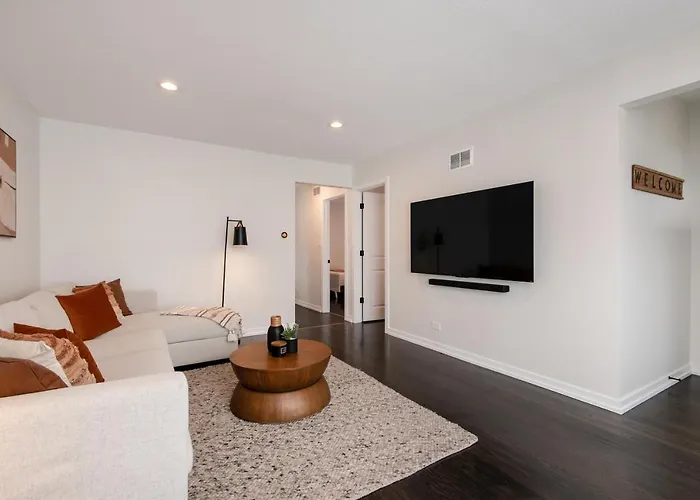 Luxurious House, 25 Min Downtown, 10min Midway *