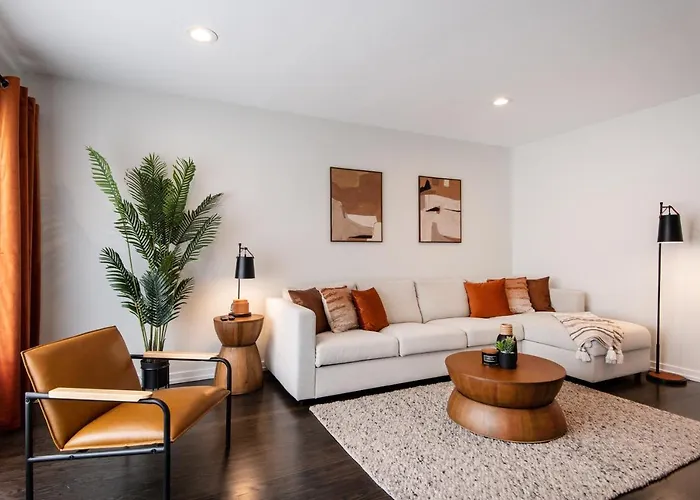 Luxurious House, 25 Min Downtown, 10min Midway Сasa de vacaciones